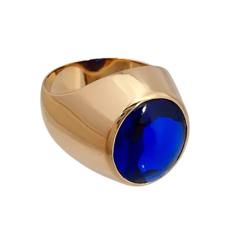 Ring, 14K guld, kraftigare modell, syntetisk cabochonslipad mörkblå Spinell 12x14 mm, utrikiska stämplar bak på skenas utsida, Ø19½ mm, bredd 7-19 mm, fint skick Vikt: 12,4 g