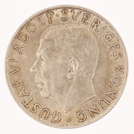 Silvermynt "Gustaf VI Adolf Sveriges Konung, Svensk Odlingsbefrämjare 11XI", år 1952, nominellt värde: 5 KR, Ø 36 mm, tejprester, 400/1000 silver. Vikt: 22,9 g