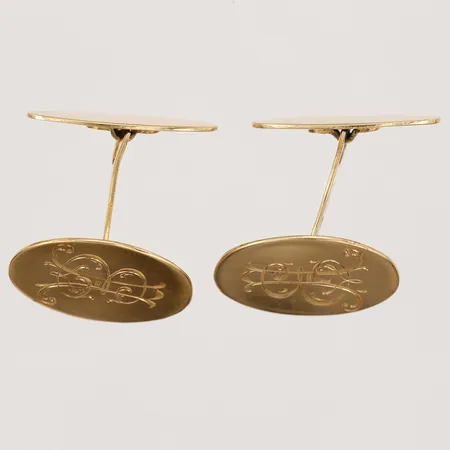 Ett par manschettknappar, 19x13mm, monogramgravyr, 18K guld. Vikt: 6,4 g