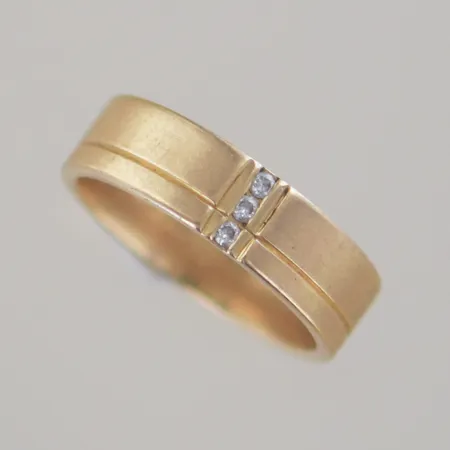 Ring med diamanter 0,045ct,Ø 17 mm, bredd 5,4 mm, graverad, 18K Vikt: 6,2 g