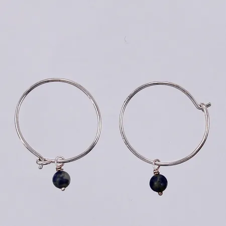 Ett par örhängen, ringar med stenar, Ø ca 22mm, bredd: ca 1mm, 925/1000 silver  Vikt: 1,5 g