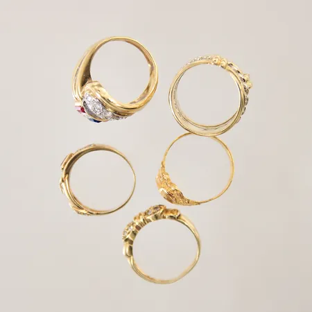 Ringar, fem stycken, med stenar, repor, bucklor, slitage, 18K  Vikt: 28,9 g