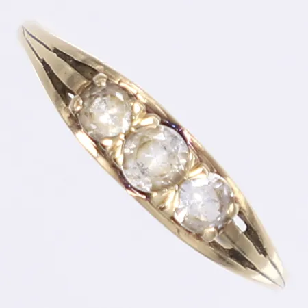 Ring med vita stenar, stl 18¾, bredd 1-4mm, 14K Vikt: 2,3 g