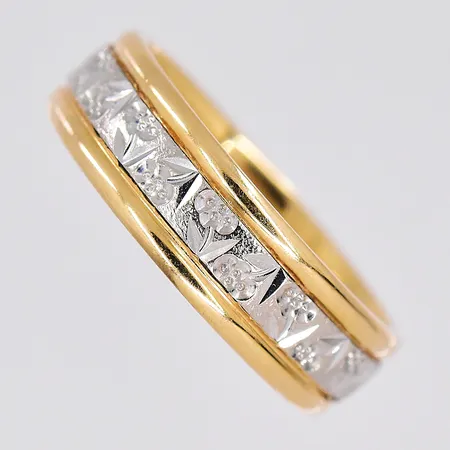 Ring, stl 17, bredd 5,6mm, graverad, tvåfärgad, 18K Vikt: 5,6 g