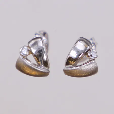 Ett par örhängen med vita stenar, längd ca 8,5mm, bredd 6,8mm, vitguld, 18K  Vikt: 0,7 g
