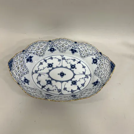 Skål, musselmalet, helblond, Royal Copenhagen, nummer 1/1002, 20x29cm, bredd 7-10cm, porslin, mindre bruksrepor   Skickas med postpaket.