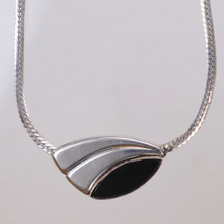 Collier med integrerat hänge, längd 45,5cm, bredd 3-20mm, svart sten, något skadad i länk, silver  Vikt: 13,8 g