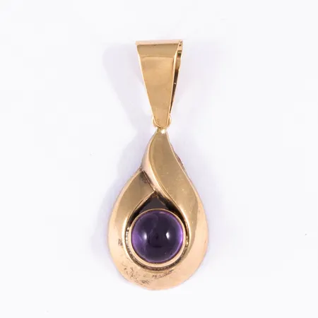 Hänge i 18K guld med cabochonslipad ametist Ø 6 mm. Det är 11,5 mm brett, 28,5 mm långt och väger 1,2g. Stämplad N9 (1963), BEH (Bengt Hallberg, Köping), 18K & kattfot. Ojämnheter. 