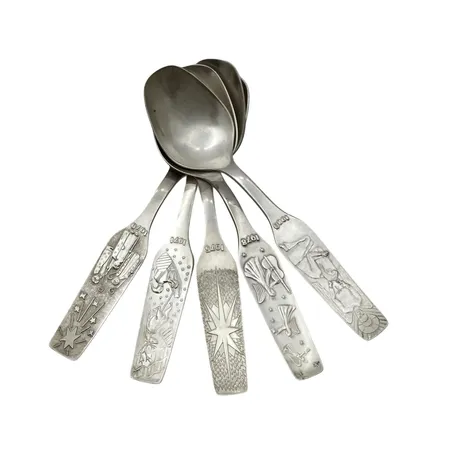 Skedar, 5 stycken, silver 830-925/1000, längd 14,5 cm, skedar med årtal 1970-1980, en sked i 925/1000 (25,6g), bruksskick 