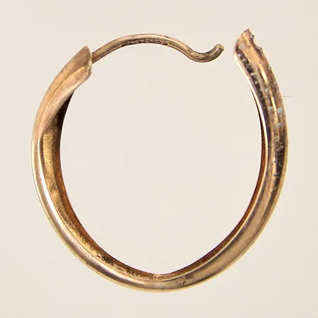 Udda Örhänge, bucklig, repig, 14K  Vikt: 0,8 g