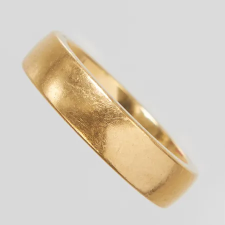 Ring, slät, Ø16¾, bredd: 5mm, kupad insida, Schalins, personlig gravyr, 18K Vikt: 8,9 g