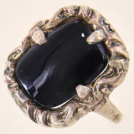 Ring med onyx, stl 17½, bredd 2-18mm, något skev skena, silver 835/1000 Vikt: 4,8 g
