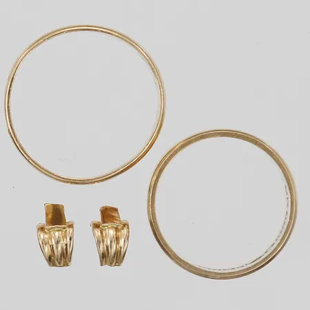 Diverse guld, gravyr, defekt, 18K guld. Vikt: 11,4 g