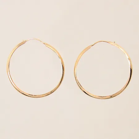 Ett par örhängen, Ø25mm, bredd 3mm, buckliga, skeva, 14K  Vikt: 1 g
