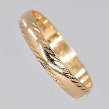 Ring, stl 18, bredd 3,4mm, graverad, 18K Vikt: 1,8 g