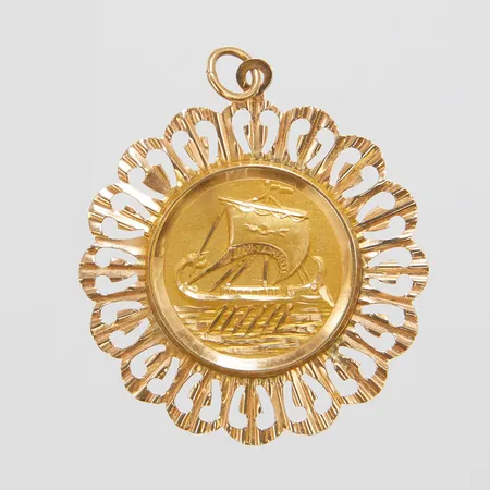Hänge, grekiskt motiv, 43,3x35,5mm, liten skada på ena sidan, 14K Vikt: 3,3 g