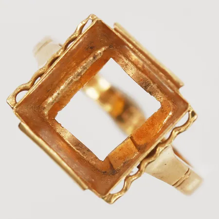 Klackring med plats för sten, Gö Wessfeldts Efter Simon Feldbaum, Helsingborg år 1945, stl: 18¼, bredd: 2,5 - 15 mm, 18K guld. Vikt: 6,4 g