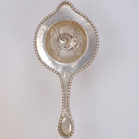 Tesil, längd 18,5cm, hamrad dekor med blomma, Evald Nielsen, Danmark, monogram, 830/1000 silver  Vikt: 70,3 g