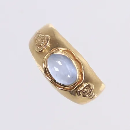 Ring med ljusblå sten, stl 15¼, bredd 3-8mm, ostämplad, 18K Vikt: 2,1 g