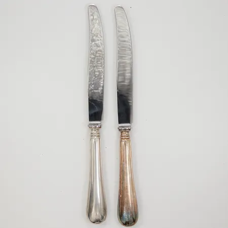 2 Matknivar, modell Svensk, längd 24,5cm, stålblad, gravyr, silver, bruttovikt:  Vikt: 181,2 g
