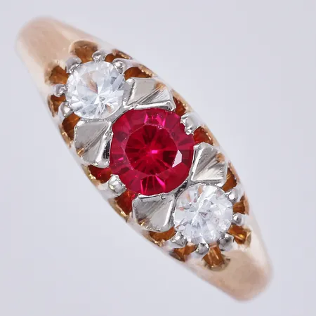 Ring med stenar, stl: ca 18, bredd: ca 2-7mm, K&EC, Ceson Guldvaru Ab, Göteborg, år 1962, 18K  Vikt: 4,1 g
