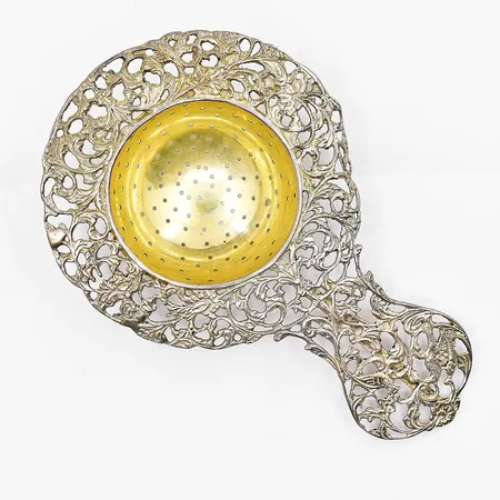 Tesil, längd 11,5cm, bredd 7cm, förgylld mittdel, klämd, silver 830/1000 Vikt: 33,2 g