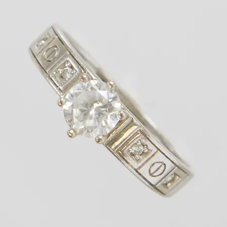 Ring, vita stenar, stl 16¾, bredd 1,5-6mm, skev, 925/1000 silver Vikt: 1,8 g
