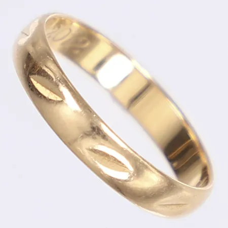 Ring, stl 16¾, bredd 3mm, bucklig, gravyr, 18K Vikt: 2,1 g