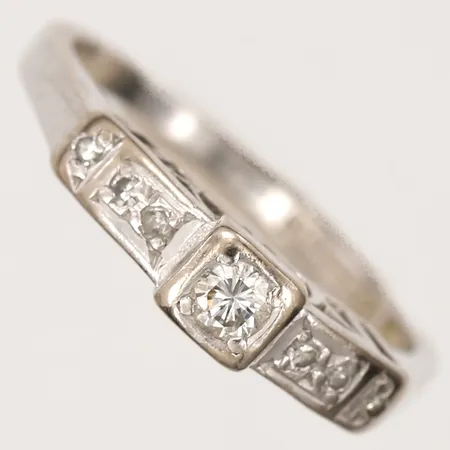 Ring med diamanter totalt ca 0,16 ctv, stl: 19¾, bredd: 1,5 - 4 mm, Juvelateljen Evert Lindberg AB, Älvängen år 1987, 18K vitguld Vikt: 3,8 g