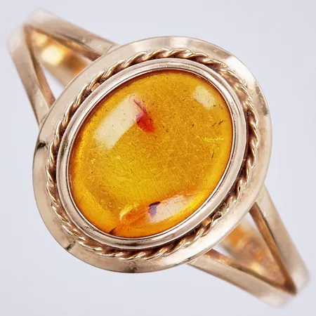Ring med bärnsten, SGP, svensk importstämpel, stl: 16¾, bredd: ca 2mm, Ø11mm, 18K Vikt: 1,8 g