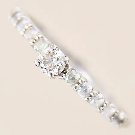 Ring med diamant ca 0,16ct samt vita stenar, stl 18¼, bredd 1-4mm, Glamira, vitguld, gravyr, 14K  Vikt: 1,7 g