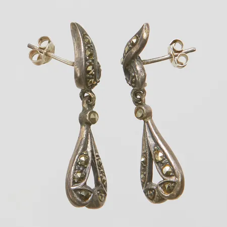 Ett par örhängen, markasiter, längd ca 38mm, bredd 2-10mm, 925/1000 silver Vikt: 6 g