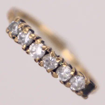 Ring med vita stenar, stl 16¼, bredd 1,1-3,1mm, en sten saknas, skev, 9K Vikt: 1,2 g