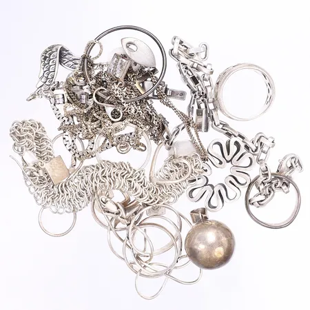 Diverse silver, delvis defekt, silver 830-925/1000 Vikt: 153 g