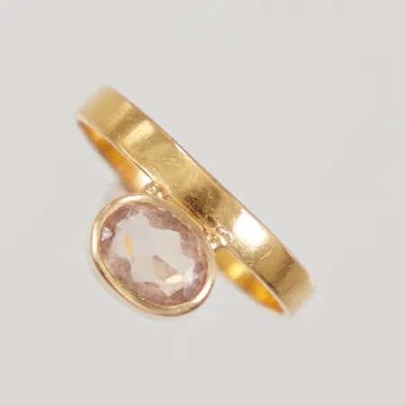 Ring med ljus lila sten, stl 15¾, bredd 2,4-8,7mm, ostämplad, 18K,  Vikt: 2,1 g
