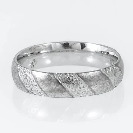 Graverad ring i 18K vitguld. Vikt: 6,1g. 