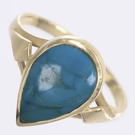 Ring med grön sten, stl17½, bredd 2-15mm, slitage, sprickor i sten, 14K Bruttovikt: 2,9g Vikt: 2,9 g