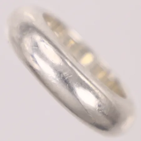 Ring, stl 17¼, bredd 6,4mm, repor, 925/1000 silver Vikt: 6,2 g