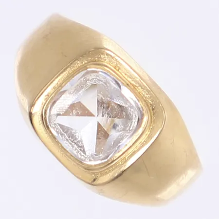 Ring med vit sten, stl 17¼, bredd 2-10mm, 18K Bruttovikt: 2,6g Vikt: 2,6 g