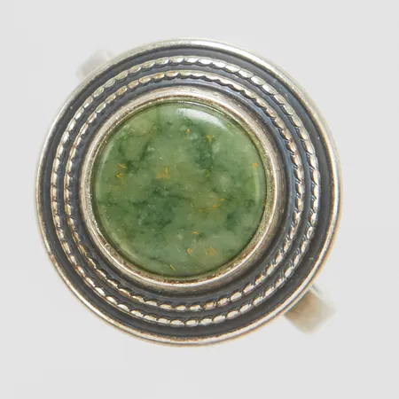 Ring, epidot, stl 19, bredd 2,5-18,5mm, Kalevala Koru, Finland, 925/1000 silver Vikt: 6,1 g