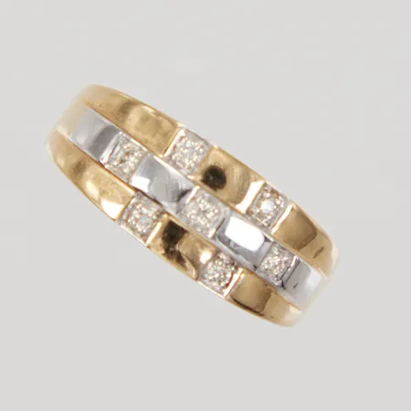 Ring, stl 20, bredd 2,6-9,1mm, diamanter 7x0,02ct, detalj i vitguld, GHA, 18K,  Vikt: 7,2 g