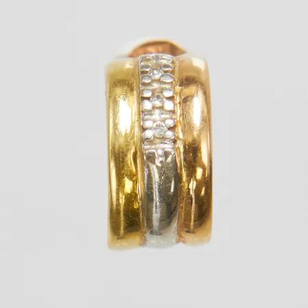 Örhänge, halvcreol, udda, 11,1x6mm, diamanter 3 x ca.0,005ct, trefärgat, matchar A90754, 18K Vikt: 1 g