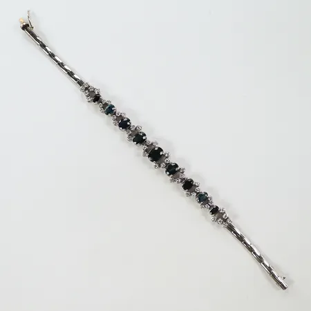 Armband med diamanter totalt ca 44 x0,03ct, samt blå stenar, längd 18,5cm, 3-11mm, vitguld, 14K, bruttovikt 22g Vikt: 22 g