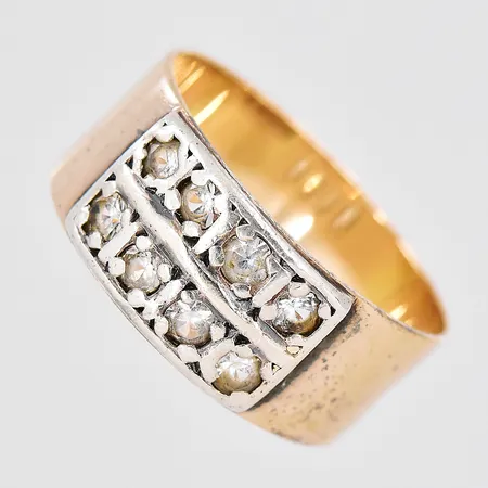 Ring, stl 19, ovandel bredd 9mm, vita stenar, 14K Vikt: 4,6 g