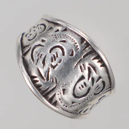 Ring, stl 15½, bredd 4-13mm, mönsterdekor, något skev, silver  Vikt: 3,2 g