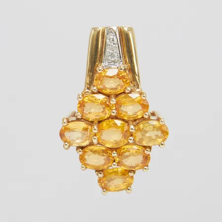 Hänge med 9 gula safirer ca.5x4mm samt diamanter 2 x ca.0,01ct, 9K Vikt: 4,9 g