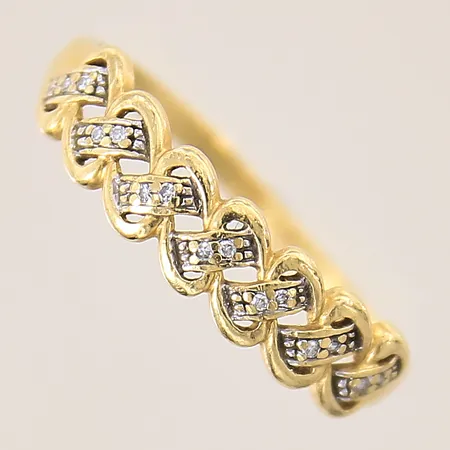 Ring med diamanter 14 x ca 0,005ct, stl 18½, bredd 2-5mm, bucklig, 18K  Vikt: 2,2 g