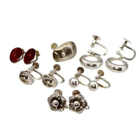 Vintage Örhängen, silver, 5 par + en udda, olika modeller bl.a. med Bärnsten, varierande mått, största längd 24,5 mm, modeller med skruv/clips, varierande tillverkare, fint normalt använt skick  Vikt: 17,3 g