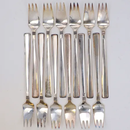 12 Gafflar, längd 15,5cm, gravyr, silver 830/1000 Vikt: 283,4 g