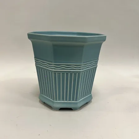 Kruka/ytterfoder, Jubileumsupplaga av den klassiska Waldemarsuddekrukan, Prins Eugens, nr 2 i blågrå nyans, glaserat porslin, Ø 15,5cm höjd 15,5cm, Nypris 765sek  Skickas med paket.